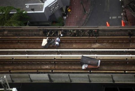 Thái Lan: Xe bọc thép tiến vào khu “áo đỏ” chiếm đóng - 9