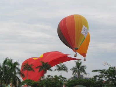 Kéo lá cờ khổng lồ mừng sinh nhật Bác  - 2