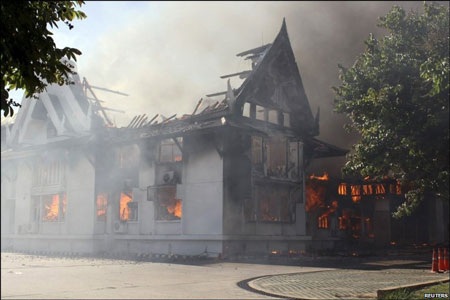 Bangkok biến thành chảo lửa khi thủ lĩnh "áo đỏ" đầu hàng - 14 Bangkok biến thành chảo lửa khi thủ lĩnh "áo đỏ" đầu hàng - 14