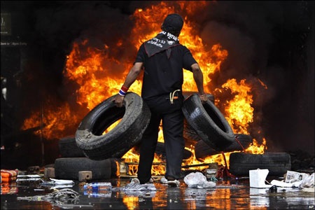 Bangkok biến thành chảo lửa khi thủ lĩnh "áo đỏ" đầu hàng - 7 Bangkok biến thành chảo lửa khi thủ lĩnh "áo đỏ" đầu hàng - 7