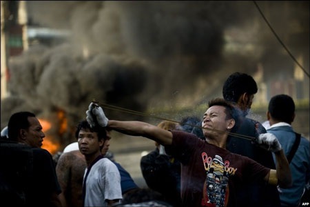 Bangkok biến thành chảo lửa khi thủ lĩnh "áo đỏ" đầu hàng - 2 Bangkok biến thành chảo lửa khi thủ lĩnh "áo đỏ" đầu hàng - 2