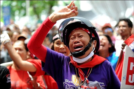 Bangkok biến thành chảo lửa khi thủ lĩnh "áo đỏ" đầu hàng - 3 Bangkok biến thành chảo lửa khi thủ lĩnh "áo đỏ" đầu hàng - 3