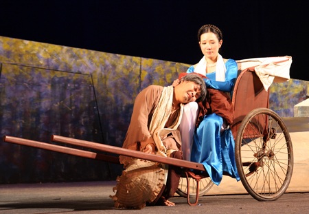 NSND Lê Hùng đưa con gái 7 tháng tuổi lên sân khấu - 11