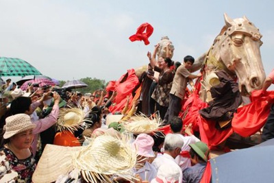 Chen nhau giành “lộc” Thánh Gióng - 4 Chen nhau giành “lộc” Thánh Gióng - 4
