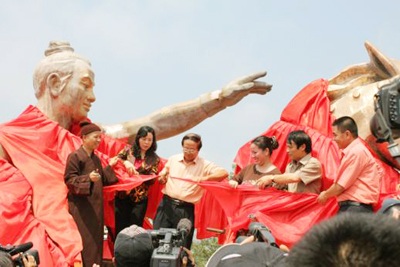 Chen nhau giành “lộc” Thánh Gióng - 3 Chen nhau giành “lộc” Thánh Gióng - 3