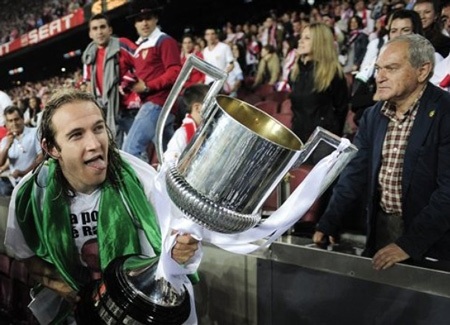 Nou Camp tưng bừng trong buổi lễ đăng quang của Sevilla - 7