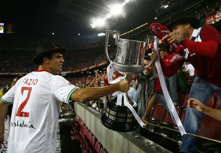 Nou Camp tưng bừng trong buổi lễ đăng quang của Sevilla - 10