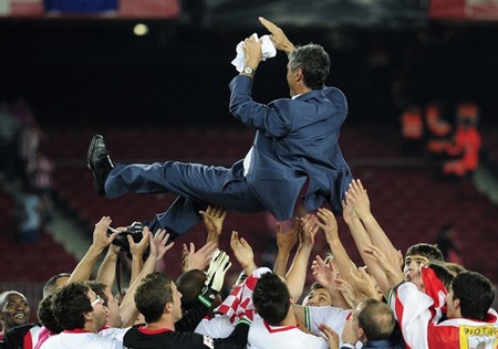 Nou Camp tưng bừng trong buổi lễ đăng quang của Sevilla - 5