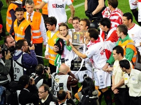 Nou Camp tưng bừng trong buổi lễ đăng quang của Sevilla - 3