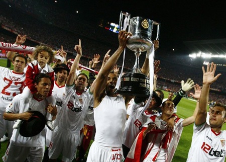 Nou Camp tưng bừng trong buổi lễ đăng quang của Sevilla - 4