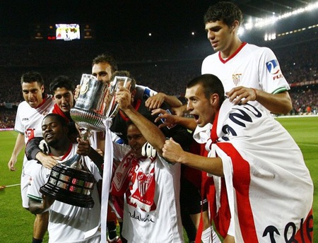 Nou Camp tưng bừng trong buổi lễ đăng quang của Sevilla - 11