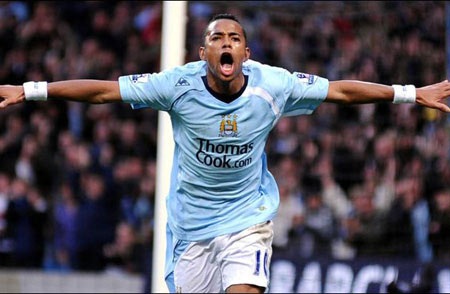 Đề phòng Ronaldinho ra đi, Milan hỏi mua Robinho - 2 Đề phòng Ronaldinho ra đi, Milan hỏi mua Robinho - 2