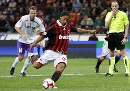 Đề phòng Ronaldinho ra đi, Milan hỏi mua Robinho - 1 Đề phòng Ronaldinho ra đi, Milan hỏi mua Robinho - 1
