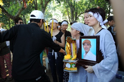 Người thân đưa Hữu Lộc về nơi an nghỉ cuối cùng  - 1