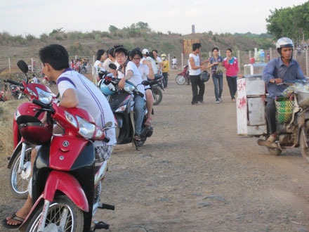 Sinh viên đua nhau phi thân xuống “hồ tử thần”… giải nhiệt - 8 Sinh viên đua nhau phi thân xuống “hồ tử thần”… giải nhiệt - 8