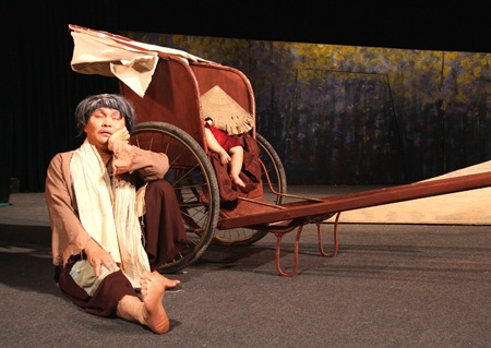 NSND Lê Hùng đưa con gái 7 tháng tuổi lên sân khấu - 6