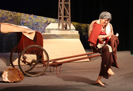 NSND Lê Hùng đưa con gái 7 tháng tuổi lên sân khấu - 8