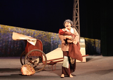 NSND Lê Hùng đưa con gái 7 tháng tuổi lên sân khấu - 7