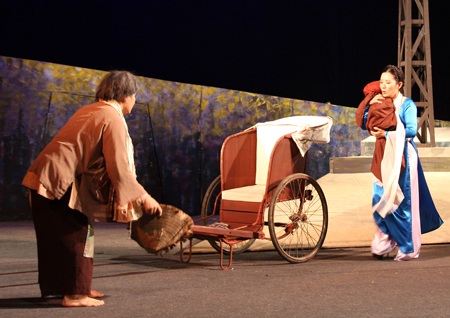 NSND Lê Hùng đưa con gái 7 tháng tuổi lên sân khấu - 9