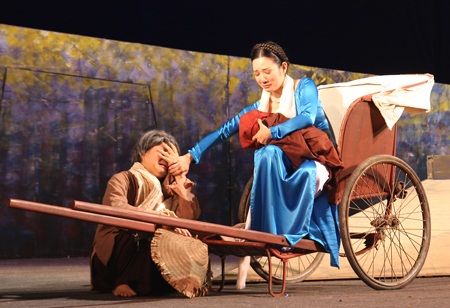 NSND Lê Hùng đưa con gái 7 tháng tuổi lên sân khấu - 10