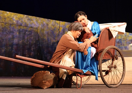 NSND Lê Hùng đưa con gái 7 tháng tuổi lên sân khấu - 12