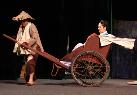 NSND Lê Hùng đưa con gái 7 tháng tuổi lên sân khấu - 14