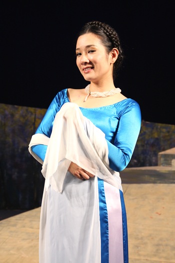 NSND Lê Hùng đưa con gái 7 tháng tuổi lên sân khấu - 15