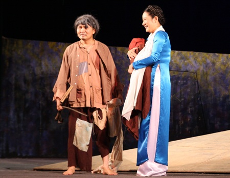 NSND Lê Hùng đưa con gái 7 tháng tuổi lên sân khấu - 16