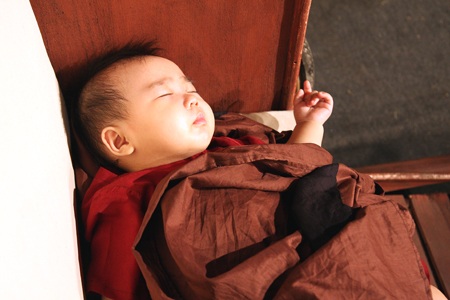 NSND Lê Hùng đưa con gái 7 tháng tuổi lên sân khấu - 1