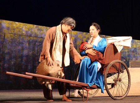 NSND Lê Hùng đưa con gái 7 tháng tuổi lên sân khấu - 13