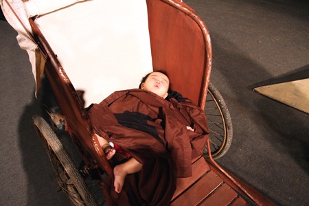 NSND Lê Hùng đưa con gái 7 tháng tuổi lên sân khấu - 2