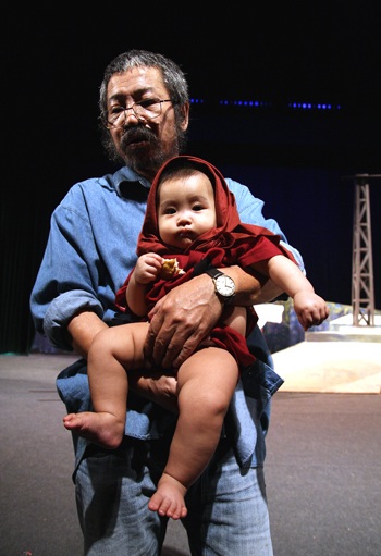 NSND Lê Hùng đưa con gái 7 tháng tuổi lên sân khấu - 4