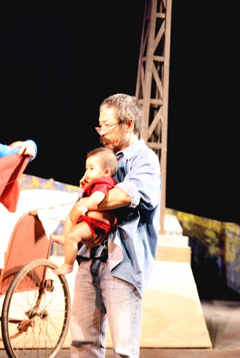 NSND Lê Hùng đưa con gái 7 tháng tuổi lên sân khấu - 3