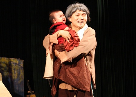 NSND Lê Hùng đưa con gái 7 tháng tuổi lên sân khấu - 5