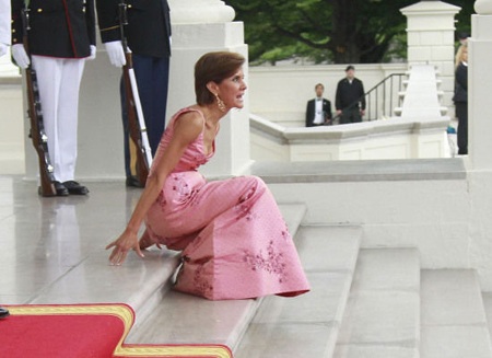 Trưởng ban lễ tân Mỹ trượt ngã trên bậc thềm Nhà Trắng - 1 Trưởng ban lễ tân Mỹ trượt ngã trên bậc thềm Nhà Trắng - 1