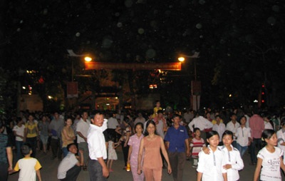 Hàng vạn người rơi nước mắt với “Hành trình theo chân Bác”    - 1