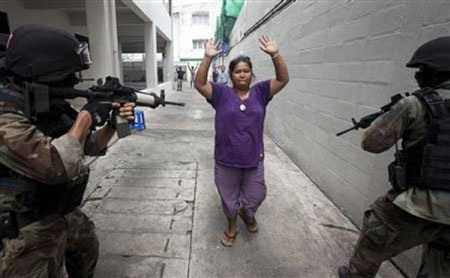 Bangkok biến thành chảo lửa khi thủ lĩnh "áo đỏ" đầu hàng - 4 Bangkok biến thành chảo lửa khi thủ lĩnh "áo đỏ" đầu hàng - 4