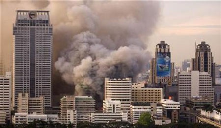 Bangkok biến thành chảo lửa khi thủ lĩnh "áo đỏ" đầu hàng - 8 Bangkok biến thành chảo lửa khi thủ lĩnh "áo đỏ" đầu hàng - 8