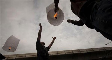 Bangkok biến thành chảo lửa khi thủ lĩnh "áo đỏ" đầu hàng - 5 Bangkok biến thành chảo lửa khi thủ lĩnh "áo đỏ" đầu hàng - 5