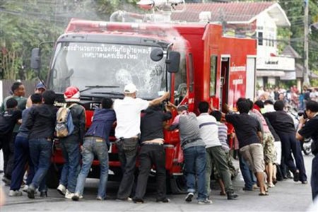 Bangkok biến thành chảo lửa khi thủ lĩnh "áo đỏ" đầu hàng - 15 Bangkok biến thành chảo lửa khi thủ lĩnh "áo đỏ" đầu hàng - 15