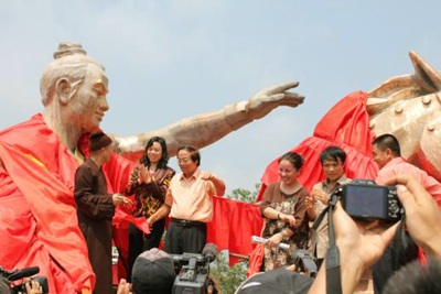 Rước tượng Thánh Gióng trong ngày sinh nhật Bác - 2 Rước tượng Thánh Gióng trong ngày sinh nhật Bác - 2