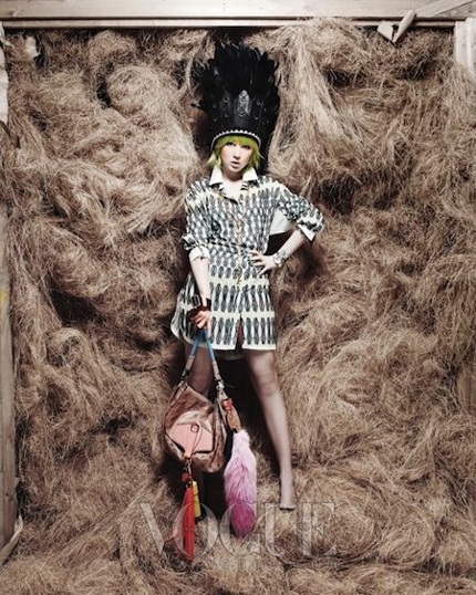 Yoon Eun Hye và Gong Hyo Jin thật lạ trên Vogue - 1