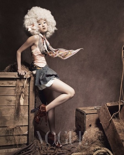 Yoon Eun Hye và Gong Hyo Jin thật lạ trên Vogue - 4