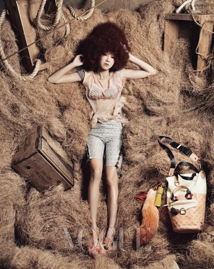 Yoon Eun Hye và Gong Hyo Jin thật lạ trên Vogue - 6