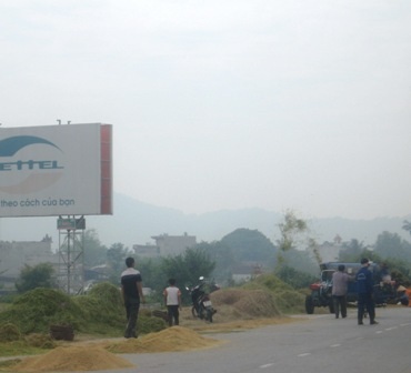 Vô tư biến quốc lộ thành sân phơi lúa - 2