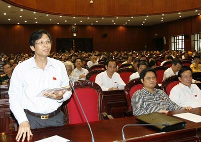 “Căng” vấn đề bỏ hay giữ lãi suất cơ bản - 2 “Căng” vấn đề bỏ hay giữ lãi suất cơ bản - 2