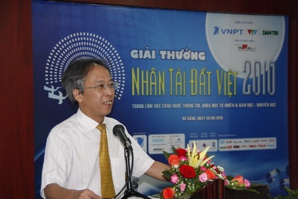 Ts Nguyễn Long trong buổi giao lưu NTĐV 2010 tại Đà Nẵng