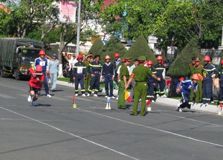 Thót tim xem “nghệ thuật” chữa cháy chuyên nghiệp - 1 Thót tim xem “nghệ thuật” chữa cháy chuyên nghiệp - 1