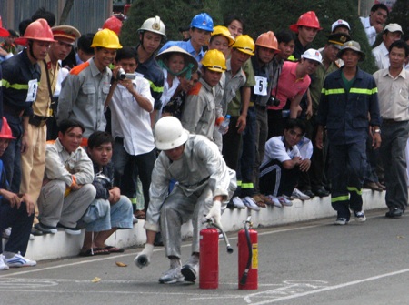 Thót tim xem “nghệ thuật” chữa cháy chuyên nghiệp - 11 Thót tim xem “nghệ thuật” chữa cháy chuyên nghiệp - 11