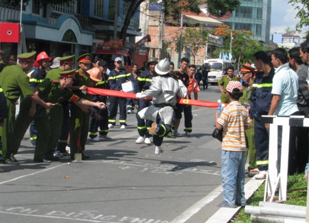 Thót tim xem “nghệ thuật” chữa cháy chuyên nghiệp - 13 Thót tim xem “nghệ thuật” chữa cháy chuyên nghiệp - 13